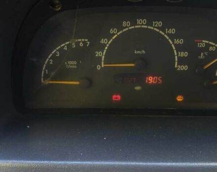 Белый Мерседес Вито, объемом двигателя 2.15 л и пробегом 400 тыс. км за 3200 $, фото 1 на Automoto.ua