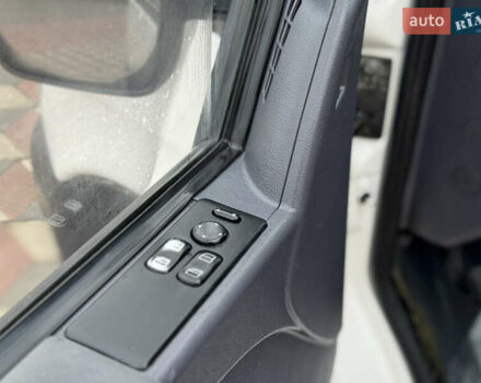 Белый Мерседес Вито, объемом двигателя 2.2 л и пробегом 401 тыс. км за 3300 $, фото 13 на Automoto.ua