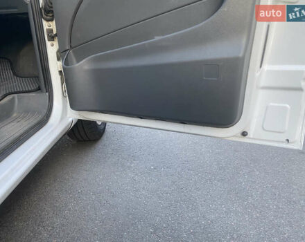 Белый Мерседес Вито, объемом двигателя 2.15 л и пробегом 155 тыс. км за 9500 $, фото 9 на Automoto.ua