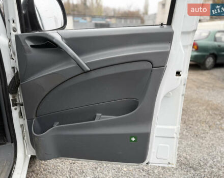 Белый Мерседес Вито, объемом двигателя 2.15 л и пробегом 350 тыс. км за 5400 $, фото 50 на Automoto.ua