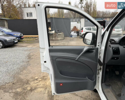 Белый Мерседес Вито, объемом двигателя 2.15 л и пробегом 350 тыс. км за 5400 $, фото 52 на Automoto.ua