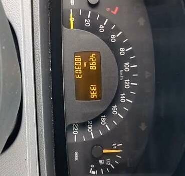 Белый Мерседес Вито, объемом двигателя 2.15 л и пробегом 180 тыс. км за 8000 $, фото 2 на Automoto.ua