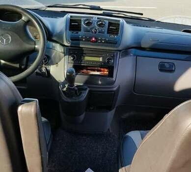 Белый Мерседес Вито, объемом двигателя 2.2 л и пробегом 367 тыс. км за 7000 $, фото 6 на Automoto.ua