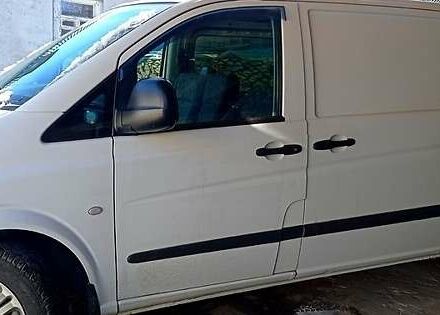 Белый Мерседес Вито, объемом двигателя 2.1 л и пробегом 385 тыс. км за 5600 $, фото 1 на Automoto.ua