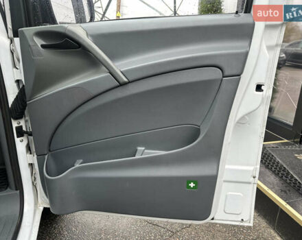 Білий Мерседес Віто, об'ємом двигуна 2.15 л та пробігом 360 тис. км за 6600 $, фото 21 на Automoto.ua