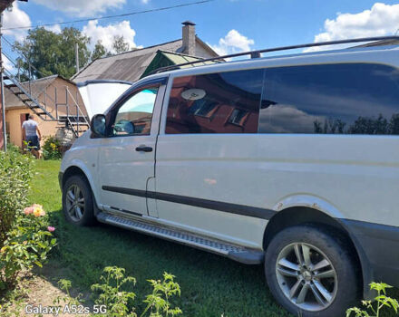 Белый Мерседес Вито, объемом двигателя 2.15 л и пробегом 275 тыс. км за 11000 $, фото 2 на Automoto.ua