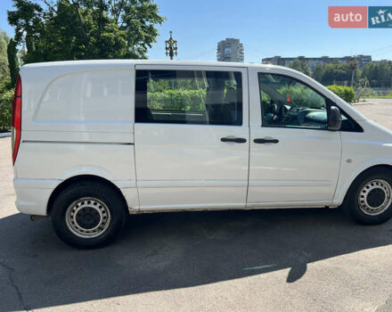 Белый Мерседес Вито, объемом двигателя 2.2 л и пробегом 300 тыс. км за 3999 $, фото 5 на Automoto.ua