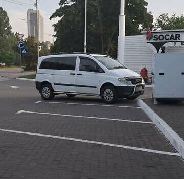 Белый Мерседес Вито, объемом двигателя 2.15 л и пробегом 407 тыс. км за 9000 $, фото 1 на Automoto.ua