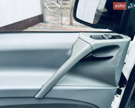 Белый Мерседес Вито, объемом двигателя 2.2 л и пробегом 237 тыс. км за 9500 $, фото 12 на Automoto.ua