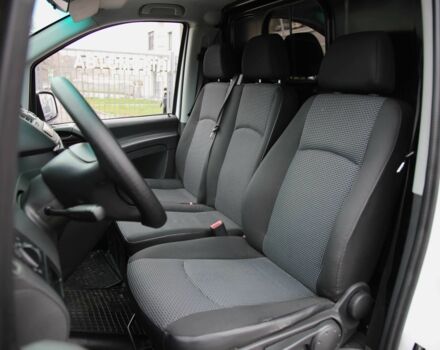 Белый Мерседес Вито, объемом двигателя 2.2 л и пробегом 528 тыс. км за 9900 $, фото 6 на Automoto.ua