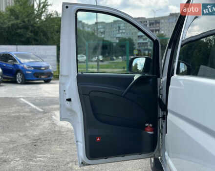 Белый Мерседес Вито, объемом двигателя 2.14 л и пробегом 331 тыс. км за 13600 $, фото 15 на Automoto.ua