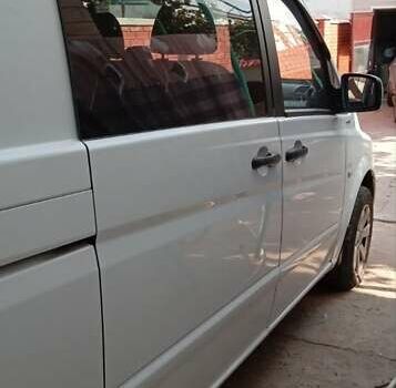 Белый Мерседес Вито, объемом двигателя 2.14 л и пробегом 220 тыс. км за 12500 $, фото 1 на Automoto.ua