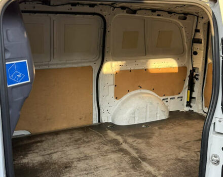 Белый Мерседес Вито, объемом двигателя 2.1 л и пробегом 350 тыс. км за 17777 $, фото 9 на Automoto.ua