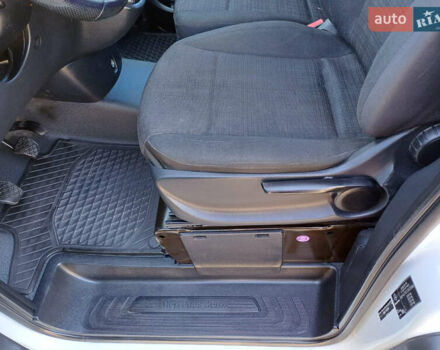 Белый Мерседес Вито, объемом двигателя 2.2 л и пробегом 350 тыс. км за 19000 $, фото 14 на Automoto.ua