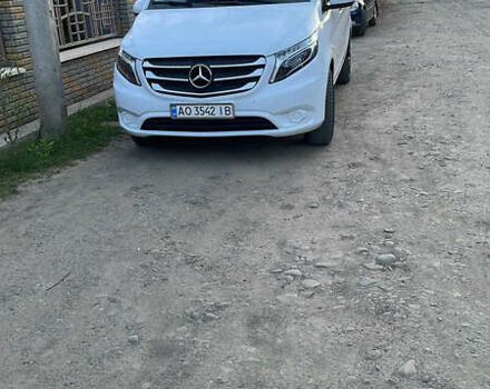 Белый Мерседес Вито, объемом двигателя 2.2 л и пробегом 350 тыс. км за 19000 $, фото 2 на Automoto.ua
