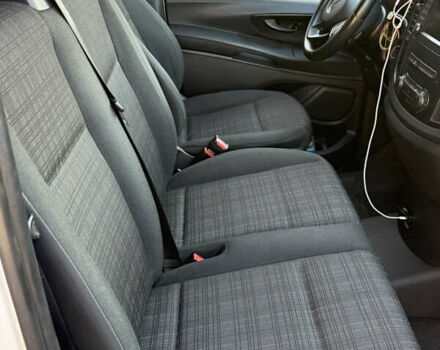 Белый Мерседес Вито, объемом двигателя 2.1 л и пробегом 350 тыс. км за 17777 $, фото 4 на Automoto.ua