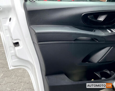 Белый Мерседес Вито, объемом двигателя 2.2 л и пробегом 160 тыс. км за 20500 $, фото 5 на Automoto.ua