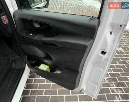 Білий Мерседес Віто, об'ємом двигуна 2.14 л та пробігом 335 тис. км за 16800 $, фото 41 на Automoto.ua