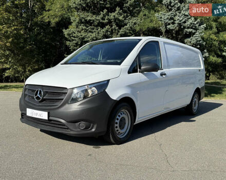 Белый Мерседес Вито, объемом двигателя 2.1 л и пробегом 55 тыс. км за 26999 $, фото 2 на Automoto.ua