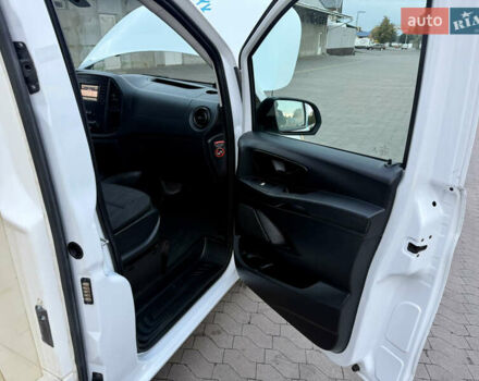 Белый Мерседес Вито, объемом двигателя 2.2 л и пробегом 235 тыс. км за 21800 $, фото 31 на Automoto.ua