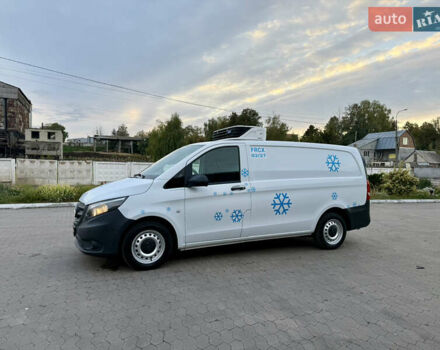 Белый Мерседес Вито, объемом двигателя 2.2 л и пробегом 235 тыс. км за 21800 $, фото 2 на Automoto.ua