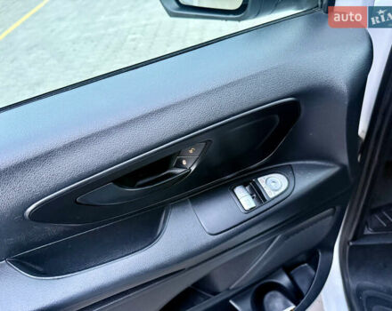 Белый Мерседес Вито, объемом двигателя 2.2 л и пробегом 235 тыс. км за 21800 $, фото 22 на Automoto.ua