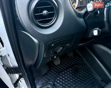 Белый Мерседес Вито, объемом двигателя 2.2 л и пробегом 235 тыс. км за 21800 $, фото 24 на Automoto.ua