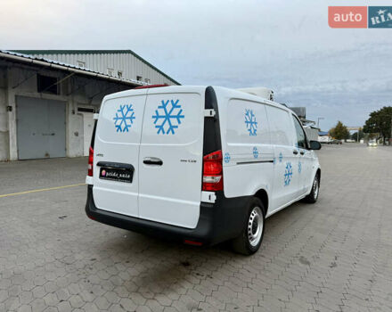 Белый Мерседес Вито, объемом двигателя 2.2 л и пробегом 235 тыс. км за 21800 $, фото 7 на Automoto.ua