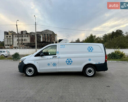 Белый Мерседес Вито, объемом двигателя 2.2 л и пробегом 235 тыс. км за 21800 $, фото 3 на Automoto.ua