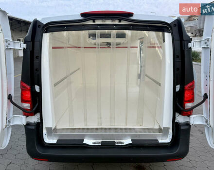 Белый Мерседес Вито, объемом двигателя 2.2 л и пробегом 235 тыс. км за 21800 $, фото 37 на Automoto.ua