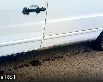 Белый Мерседес Вито, объемом двигателя 2.2 л и пробегом 300 тыс. км за 3000 $, фото 5 на Automoto.ua