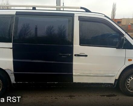 Белый Мерседес Вито, объемом двигателя 2.2 л и пробегом 300 тыс. км за 3000 $, фото 6 на Automoto.ua