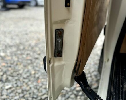 Белый Мерседес Вито, объемом двигателя 2.2 л и пробегом 375 тыс. км за 6000 $, фото 10 на Automoto.ua