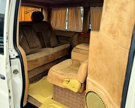 Белый Мерседес Вито, объемом двигателя 2.2 л и пробегом 375 тыс. км за 6000 $, фото 5 на Automoto.ua