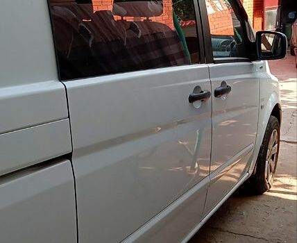 Белый Мерседес Вито, объемом двигателя 2.1 л и пробегом 220 тыс. км за 12500 $, фото 1 на Automoto.ua