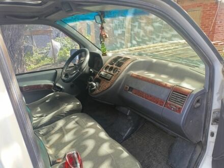 Белый Мерседес Вито, объемом двигателя 0 л и пробегом 300 тыс. км за 2000 $, фото 1 на Automoto.ua