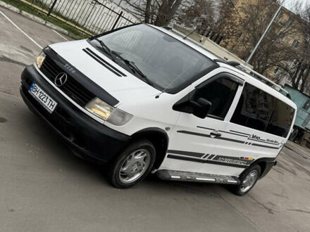 Белый Мерседес Вито, объемом двигателя 2.15 л и пробегом 300 тыс. км за 4199 $, фото 1 на Automoto.ua