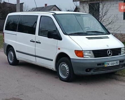 Белый Мерседес Вито, объемом двигателя 2.2 л и пробегом 300 тыс. км за 3750 $, фото 1 на Automoto.ua