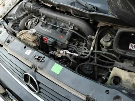 Белый Мерседес Вито, объемом двигателя 2.15 л и пробегом 400 тыс. км за 5500 $, фото 1 на Automoto.ua