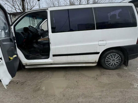 Белый Мерседес Вито, объемом двигателя 2.15 л и пробегом 270 тыс. км за 5000 $, фото 1 на Automoto.ua