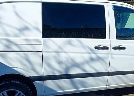 Белый Мерседес Вито, объемом двигателя 2.1 л и пробегом 385 тыс. км за 5600 $, фото 1 на Automoto.ua