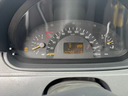 Белый Мерседес Вито, объемом двигателя 2.2 л и пробегом 237 тыс. км за 6800 $, фото 1 на Automoto.ua