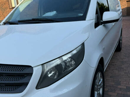 Белый Мерседес Вито, объемом двигателя 2.1 л и пробегом 350 тыс. км за 17777 $, фото 1 на Automoto.ua