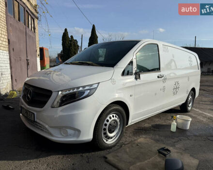 Белый Мерседес Вито, объемом двигателя 2.2 л и пробегом 180 тыс. км за 24000 $, фото 1 на Automoto.ua