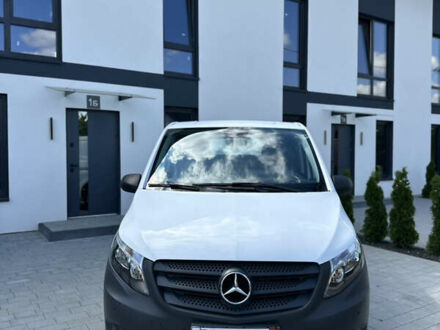 Белый Мерседес Вито, объемом двигателя 2.2 л и пробегом 180 тыс. км за 21499 $, фото 1 на Automoto.ua