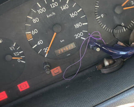 Черный Мерседес Вито, объемом двигателя 2.3 л и пробегом 298 тыс. км за 2800 $, фото 14 на Automoto.ua