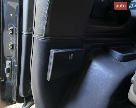 Черный Мерседес Вито, объемом двигателя 2.3 л и пробегом 300 тыс. км за 6300 $, фото 3 на Automoto.ua