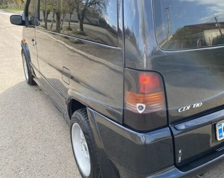 Черный Мерседес Вито, объемом двигателя 2.1 л и пробегом 311 тыс. км за 3000 $, фото 3 на Automoto.ua