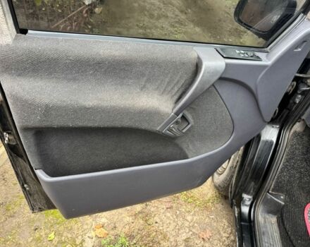 Черный Мерседес Вито, объемом двигателя 2.2 л и пробегом 360 тыс. км за 6000 $, фото 6 на Automoto.ua