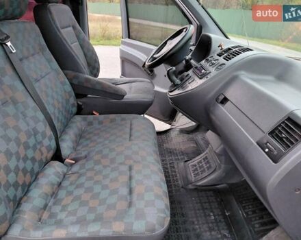 Черный Мерседес Вито, объемом двигателя 2.2 л и пробегом 489 тыс. км за 5200 $, фото 12 на Automoto.ua